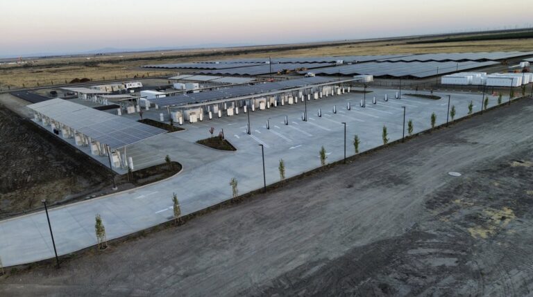 «Tesla» quyosh energiyasida ishlaydigan ulkan zaryadlash stansiyasini ishga tushirdi