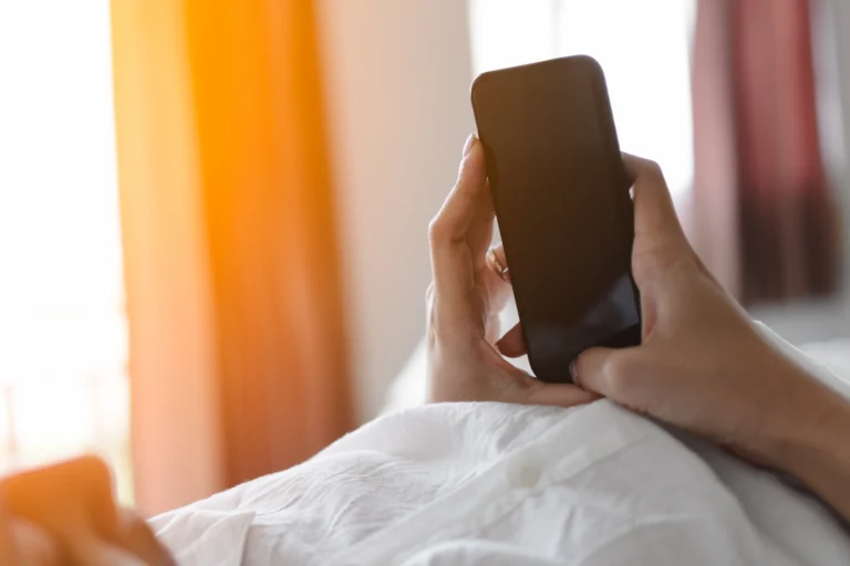 Uygʻongan zahoti telefondagi bildirishnomalarni koʻrish miya faoliyatiga salbiy ta’sir ko’rsatadi – tadqiqot