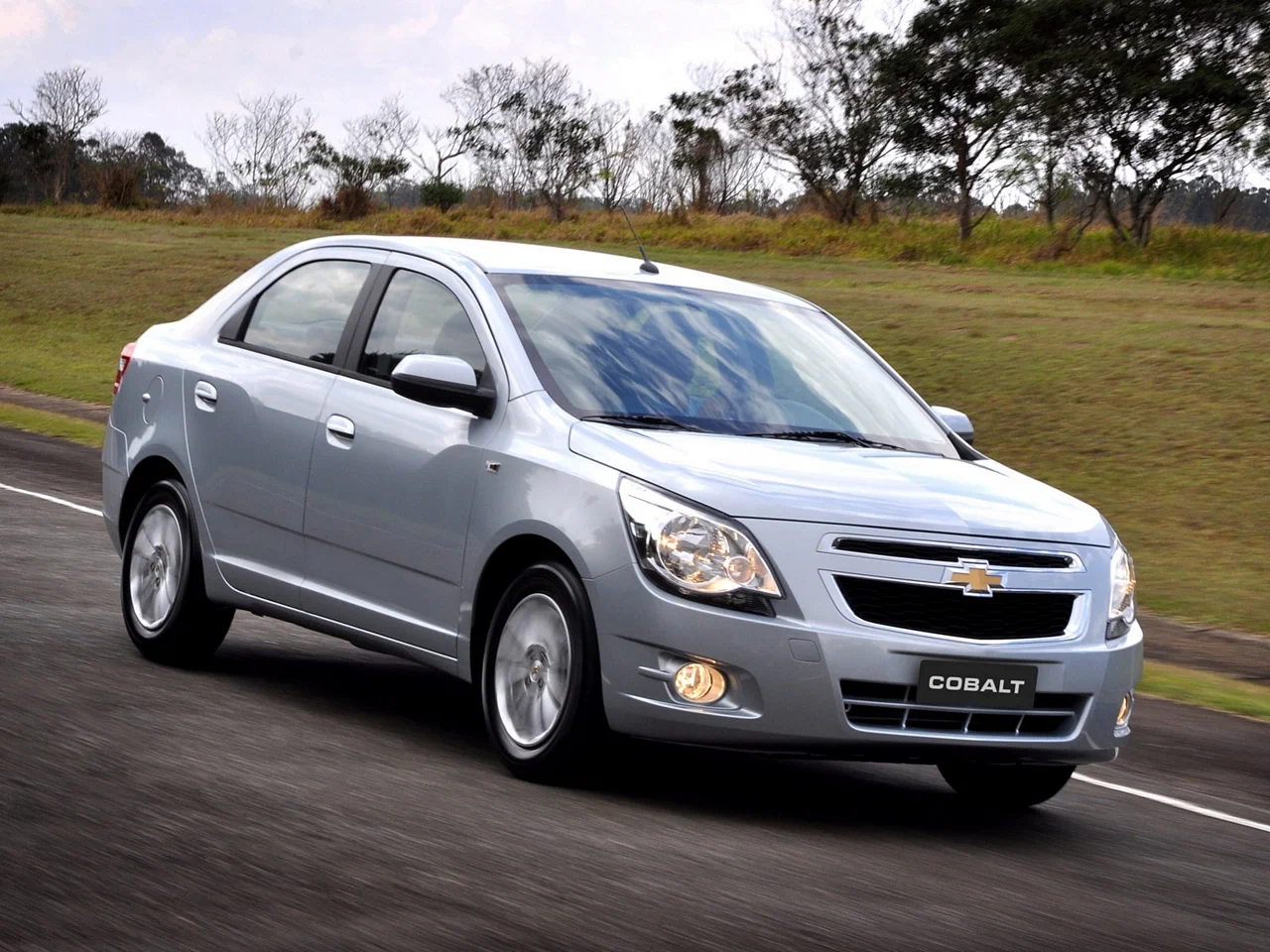 O‘zbekiston avtomobil bozori 2026 yil boshida sezilarli o‘sishni qayd etdi. Yanvar-fevral oylarida avtomobil savdosi oshgan bo‘lsa-da, Cobalt, Damas, Malibu, Captiva kabi ommabop Chevrolet modellari sotuvi pasaydi, elektromobillar segmentida esa Yuan Up savdosi keskin oshdi.